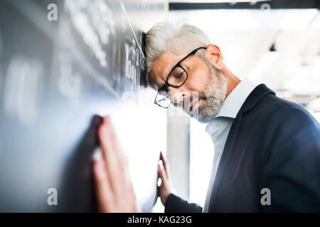 Besorgt reife Geschäftsmann im Büro. Stockfoto