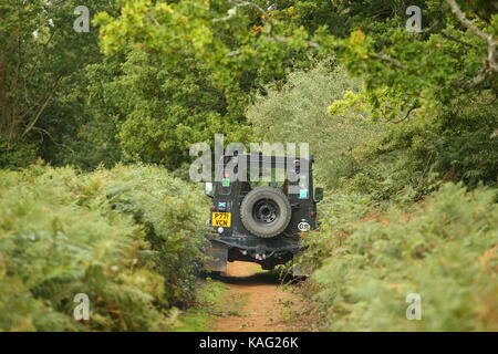 Guildford, Surrey, Großbritannien. 10. September 2017 Land Rover 4x4 Autos fahren off road' Grün Laning'. Stockfoto