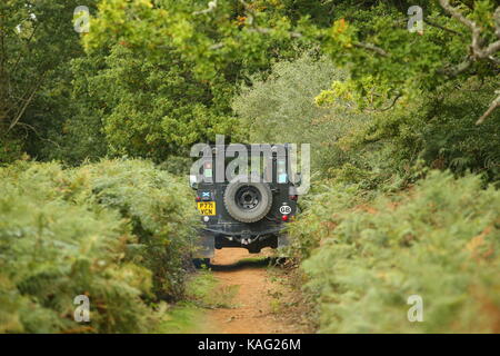 Guildford, Surrey, Großbritannien. 10. September 2017 Land Rover 4x4 Autos fahren off road' Grün Laning'. Stockfoto