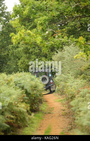 Guildford, Surrey, Großbritannien. 10. September 2017 Land Rover 4x4 Autos fahren off road' Grün Laning'. Stockfoto