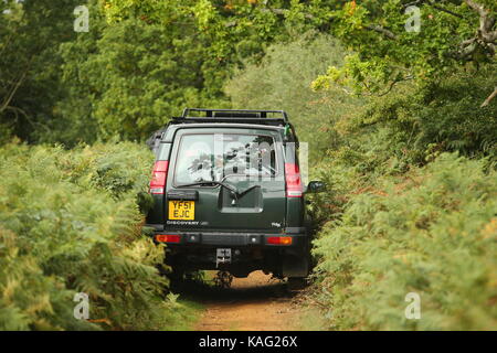 Guildford, Surrey, Großbritannien. 10. September 2017 Land Rover 4x4 Autos fahren off road' Grün Laning'. Stockfoto