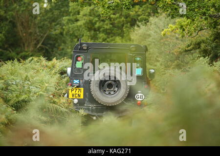 Guildford, Surrey, Großbritannien. 10. September 2017 Land Rover 4x4 Autos fahren off road' Grün Laning'. Stockfoto