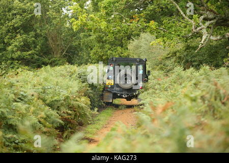 Guildford, Surrey, Großbritannien. 10. September 2017 Land Rover 4x4 Autos fahren off road' Grün Laning'. Stockfoto