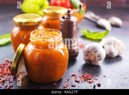 Gemüse Kaviar in Glas Bank und auf einem Tisch Stockfoto