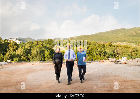 Architekt und Bauingenieur auf der Baustelle. Stockfoto