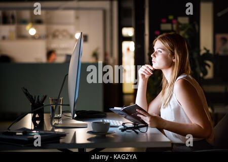 Geschäftsfrau in ihrem Büro in der Nacht spät. Stockfoto