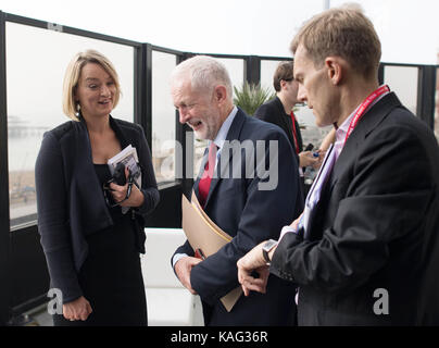 Labour-führer Jeremy Corbyn (Mitte) Gespräche mit BBC politischen Herausgeber Laura Kuenssberg, beobachtet von Advisor Seamus Milne, nach einem Interview von der Labour Party, jährliche Konferenz, an der Brighton Centre, Brighton. Stockfoto