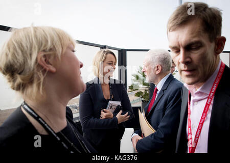 Labour-führer Jeremy Corbyn (Zweiter von rechts) Gespräche mit BBC politischen Herausgeber Laura Kuenssberg (Zweite links), nach einem Interview von der Labour Party, jährliche Konferenz, an der Brighton Centre, Brighton. Stockfoto