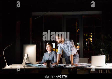 Geschäftsleute, die im Büro in der Nacht spät. Stockfoto