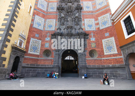 Puebla City, Puebla, Mexiko - 2016: Fassade der Kirche Templo de San Francisco. Stockfoto