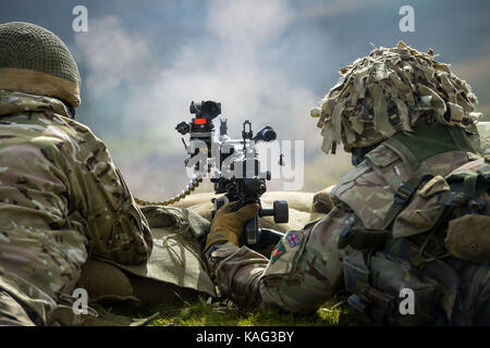 Soldaten aus 6 gewehre Brand scharfer Munition aus einem General Purpose Machine Gun (GPMG) auf der Strecke an Okehampton Camp, Dartmoor, während das 6. Bataillon, jährliche Die Gewehre' Einsatz Übung. Stockfoto