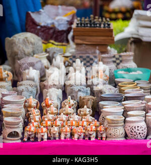 Handgemachte schöne Artefakte zu verkaufen in einem Geschäft in Delhi Haat, Neu-Delhi, Indien Stockfoto