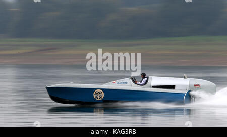 Karl Foulkes-Halbard pilotiert das Wasserflugzeug Bluebird K3 von Sir Malcolm Campbells während eines Testlaufs auf Bewl Water in Kent. Stockfoto