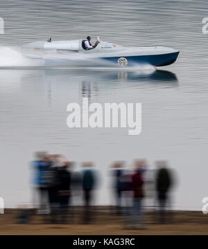 Karl Foulkes-Halbard Piloten Sir Malcolm Campbell&Otilde; s hydroplane Motorboot Bluebird K3, die während eines Testlaufs auf Bewl Wasser in Kent. Stockfoto