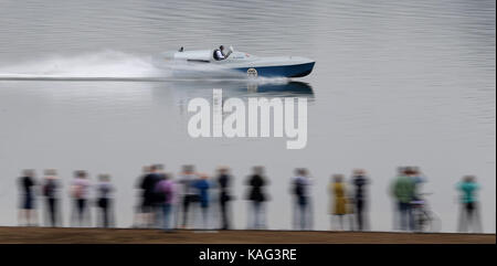 Karl Foulkes-Halbard pilotiert Sir Malcolm Campbells Wasserflugzeug Bluebird K3, während eines Testlaufs auf Bewl Water in Kent. Stockfoto