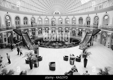 Ein Schwarz-Weiß-Ansicht des historischen Leeds Corn Exchange. Stockfoto