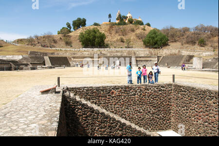 Cholula, Puebla, Mexiko - 2016: Panoramablick auf die große Pyramide von Cholula, mit der Kirche Nuestra Señora de los Remedios. Stockfoto