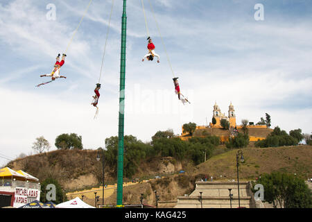 Cholula, Puebla, Mexiko - 2016: Akrobaten, die als Los Voladores bekannt sind, treten im Font der Großen Pyramide von Cholula auf. Stockfoto