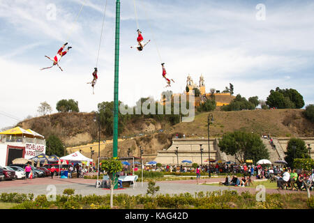 Cholula, Puebla, Mexiko - 2016: Akrobaten, die als Los Voladores bekannt sind, treten im Font der Großen Pyramide von Cholula auf. Stockfoto