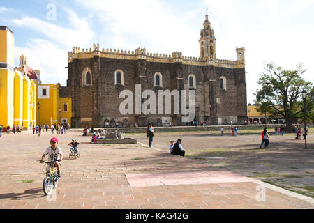 Cholula, Puebla, Mexiko - 2016: Blick auf den Convento Franciscano de San Gabriel Arcángel Stockfoto