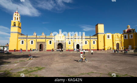 Cholula, Puebla, Mexiko - 2016: Blick auf den Convento Franciscano de San Gabriel Arcángel Stockfoto