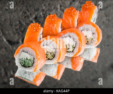 Rolle mit Lachs, Gurke und Kaviar Stockfoto