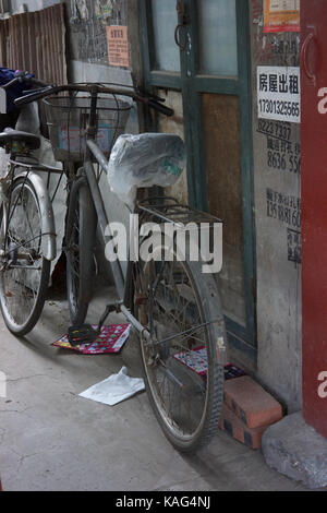 Peking, China - 21.September 2017: Fahrräder in Hutong Gasse an beilouguxiang Stockfoto