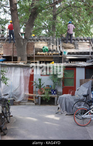 Peking, China - 21.September 2017: Arbeiter reparieren das Dach in Hutong Gasse an beilouguxiang Stockfoto