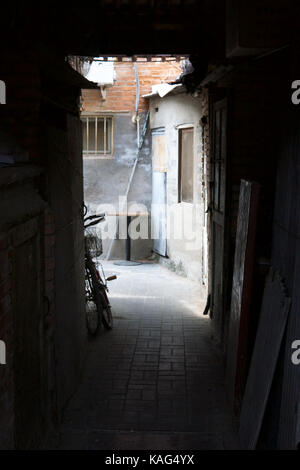 Hutong Gasse an beilouguxiang in Peking Stockfoto