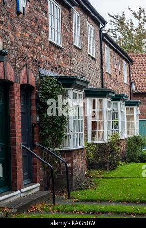 Straße mit Reihenhäusern Häuser in der High Street, Norton, Stockton on Tees, England, Großbritannien Stockfoto