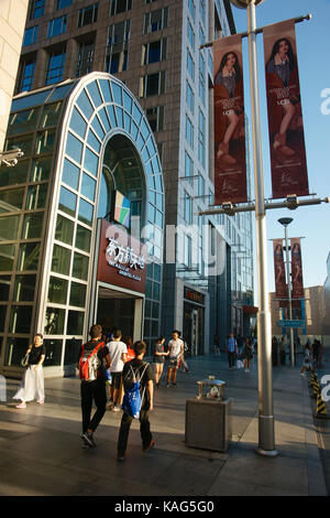 Peking, China - 17.September 2017: Leute, die vor ein Luxus Shopping Mall an der Wangfujing Straße Stockfoto