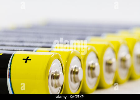 Diagonale Reihe der gelb schwarz AAA Alkaline Batterien auf weißem Hintergrund Stockfoto