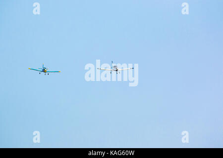 Zwei Propeller Flugzeuge im Flug im blauen Himmel im sonnigen Tag, Prag, Tschechische Republik Stockfoto