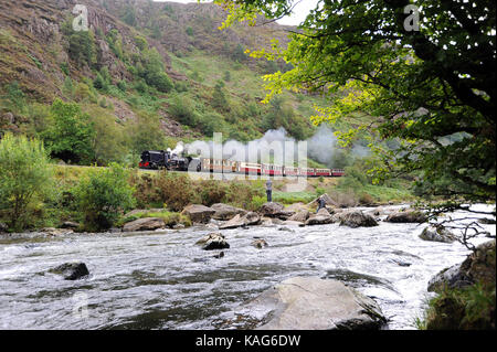 '87" mit dem 15:10 Pont Croesor - Caernarfon Zug in die Abergalsyln Pass. Welsh Highland Railway. Stockfoto