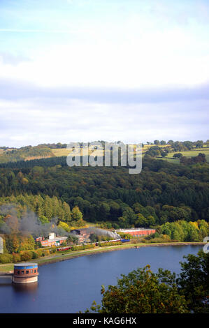 828 Pässe Trimpley Behälter mit einem Kidderminster Zug. Stockfoto