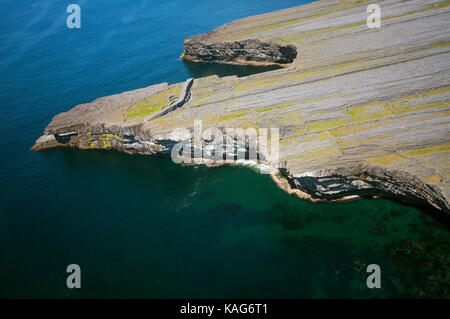 Luftaufnahme von Inishmore Insel Klippen mit Ruinen von Dun Duchathair (Schwarz Fort), Aran Islands, County Kerry, Irland Stockfoto