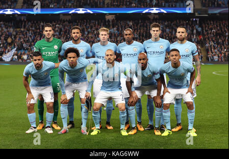 Manchester City team Group (obere Reihe von links nach rechts) Torhüter Ederson, Kyle Walker, Kevin De Bruyne, Fernandinho, John Steine, Nicolas Otamendi (untere Reihe, von links nach rechts) Sergio Agüero, Leroy Sane, David Silva, Fabian Delph und Gabriel Jesus vor dem UEFA Champions League, Gruppe F auf der Etihad Stadium, Manchester. PRESS ASSOCIATION Foto. Bild Datum: Dienstag, September 26, 2017. Siehe PA-Geschichte Fußball Mann Stadt. Foto: Martin Rickett/PA-Kabel Stockfoto