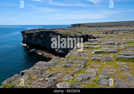 Hohe Klippen bei Inishmore Insel in der Nähe von Ruinen von Dun Duchathair (Schwarz Fort), Aran Islands, County Kerry, Irland Stockfoto