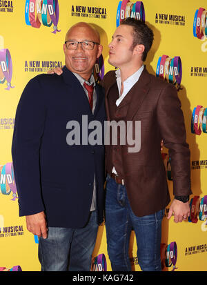 Gary Lucy (rechts) und Louis Emerick an der Drücken Sie die Taste Nacht, dass das Musical die Band an der Manchester Opera House. Stockfoto