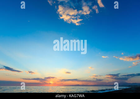 Schöne Skyscape mit tropischen Meer Sonnenuntergang am Strand. Stockfoto