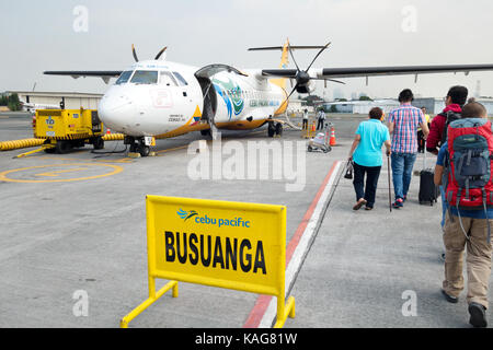 Passagiere, die am Flughafen Manila ein Flugzeug der Cebu Pacific zur Insel Busuanga, Manila, Philippinen, Asien, besteigen Stockfoto