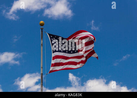 Amerikanische Flagge gegen den blauen Himmel. Stockfoto