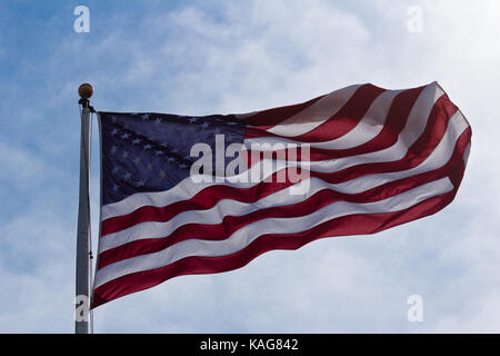 Amerikanische Flagge mit Sonne durch Auf windigen Tag. Stockfoto