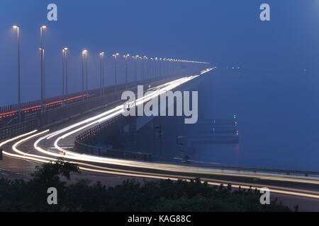 Leichte Wanderwege auf Tay Road Bridge auf einem nebligen Abend von Fife in Schottland September 2017 gesehen Stockfoto