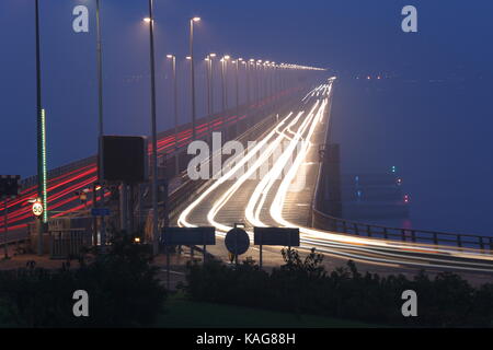 Leichte Wanderwege auf Tay Road Bridge auf einem nebligen Abend von Fife in Schottland September 2017 gesehen Stockfoto