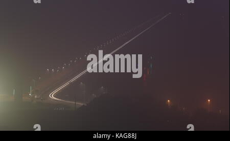 Leichte Wanderwege auf Tay Road Bridge auf einem nebligen Abend von Fife in Schottland September 2017 gesehen Stockfoto