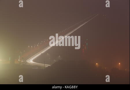 Leichte Wanderwege auf Tay Road Bridge auf einem nebligen Abend von Fife in Schottland September 2017 gesehen Stockfoto