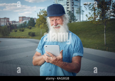 Ältere Menschen mit Tablet bärtigen Stockfoto