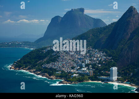 Vidigal Favela auf der Seite von Morro Dois Irmãos, Rio de Janeiro, Brasilien, Südamerika - Luft Stockfoto