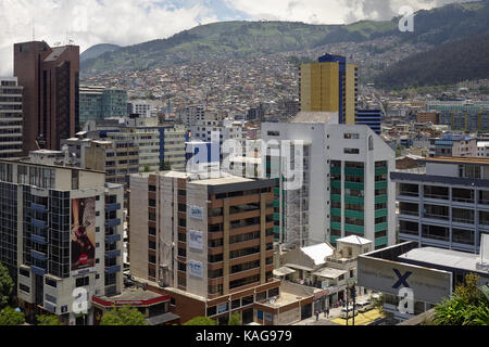 Quito, Ecuador - 2017: Bürogebäude in La Mariscal Bezirk mit einem Wohngebiet im Hintergrund. Stockfoto